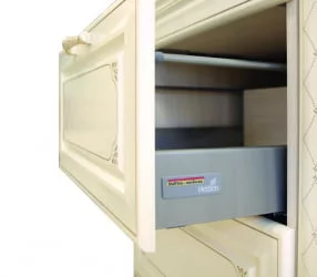 Стол с 3 ящиками (с системой плавного закрывания) Милана 23.91 Сосна Астрид/Ваниль