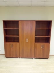 Шкаф для сувениров (глухие+тонированные двери в алюминиевой рамке) Пр.Ш-2+Пр.ДШ-2СТА орех