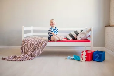 Детская кровать от 3 до 7 лет RooRoom VK-1 Белая