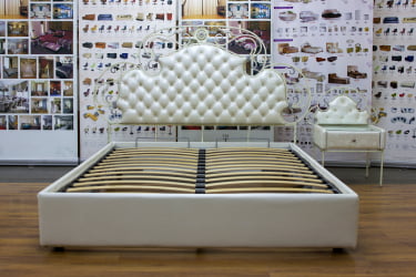 Кровать Аргеста кованая с мягкими царгами Exotica и две тумбочки