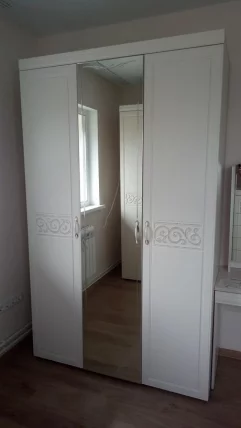 Шкаф трехдверный с зеркалом Тиффани 93.12_4