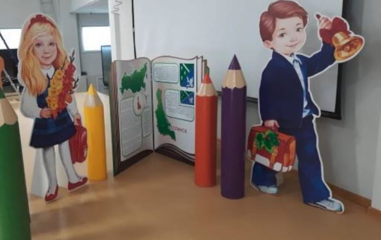 Декорация Школьники (девочка, мальчик) односторонняя на подставке_0